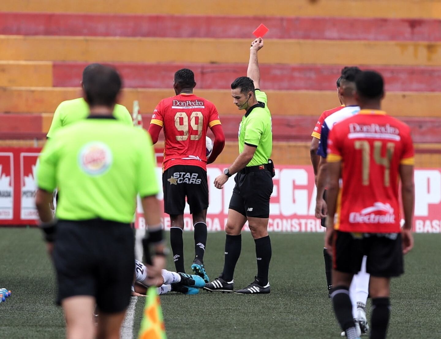 Keyner Rojas A Keyner Brown lo persiguen las tarjetas rojas | La Teja