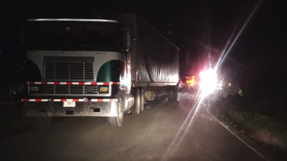 Hombre fallece en choque entre tráiler y carro en Pococí. Foto Reyner Montero.