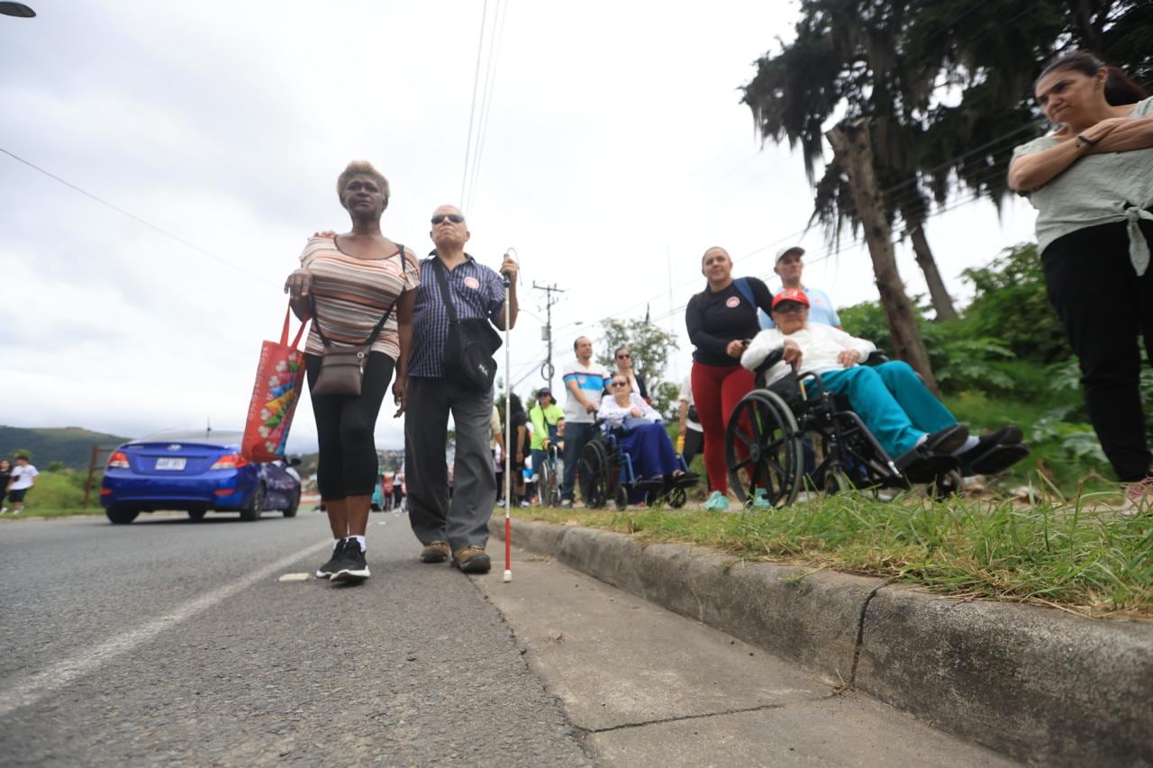Romería en sillas de ruedas a la Basílica de Los Ángeles