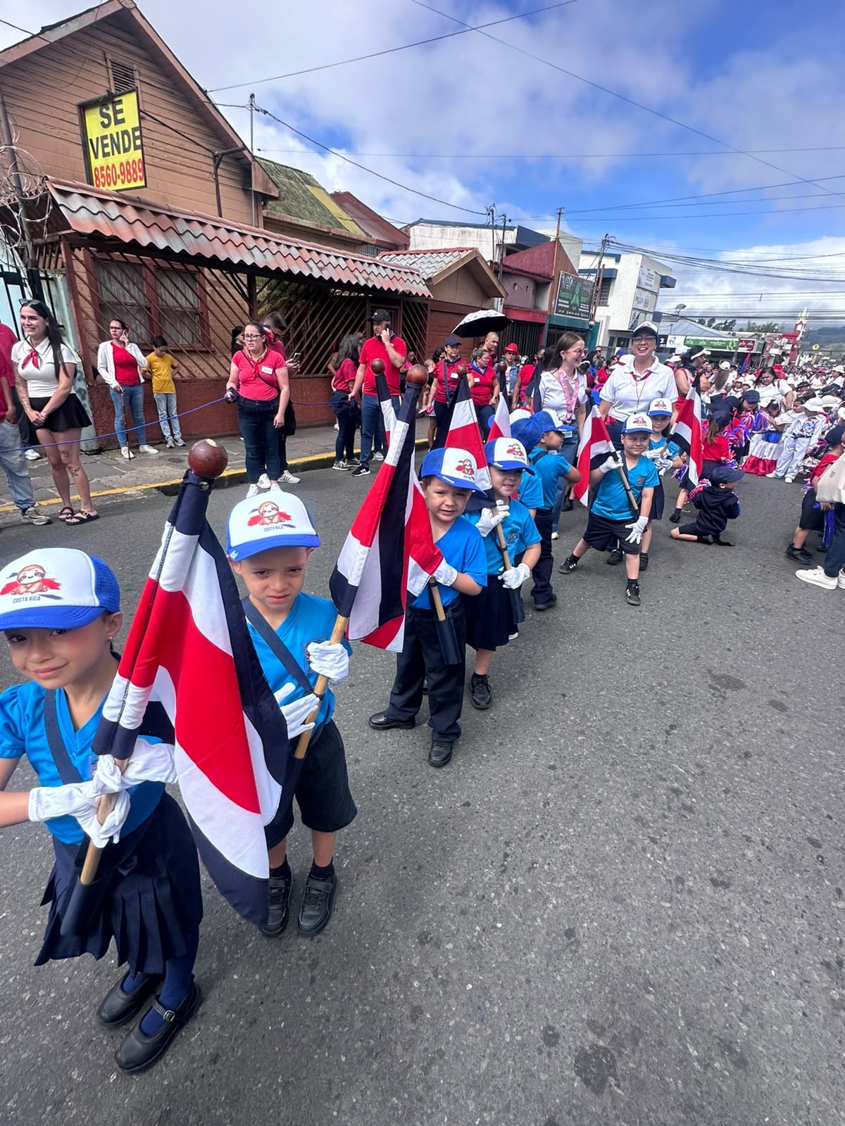 Niños de Cartago desfilan por la patria con un mensaje muy claro por la paz