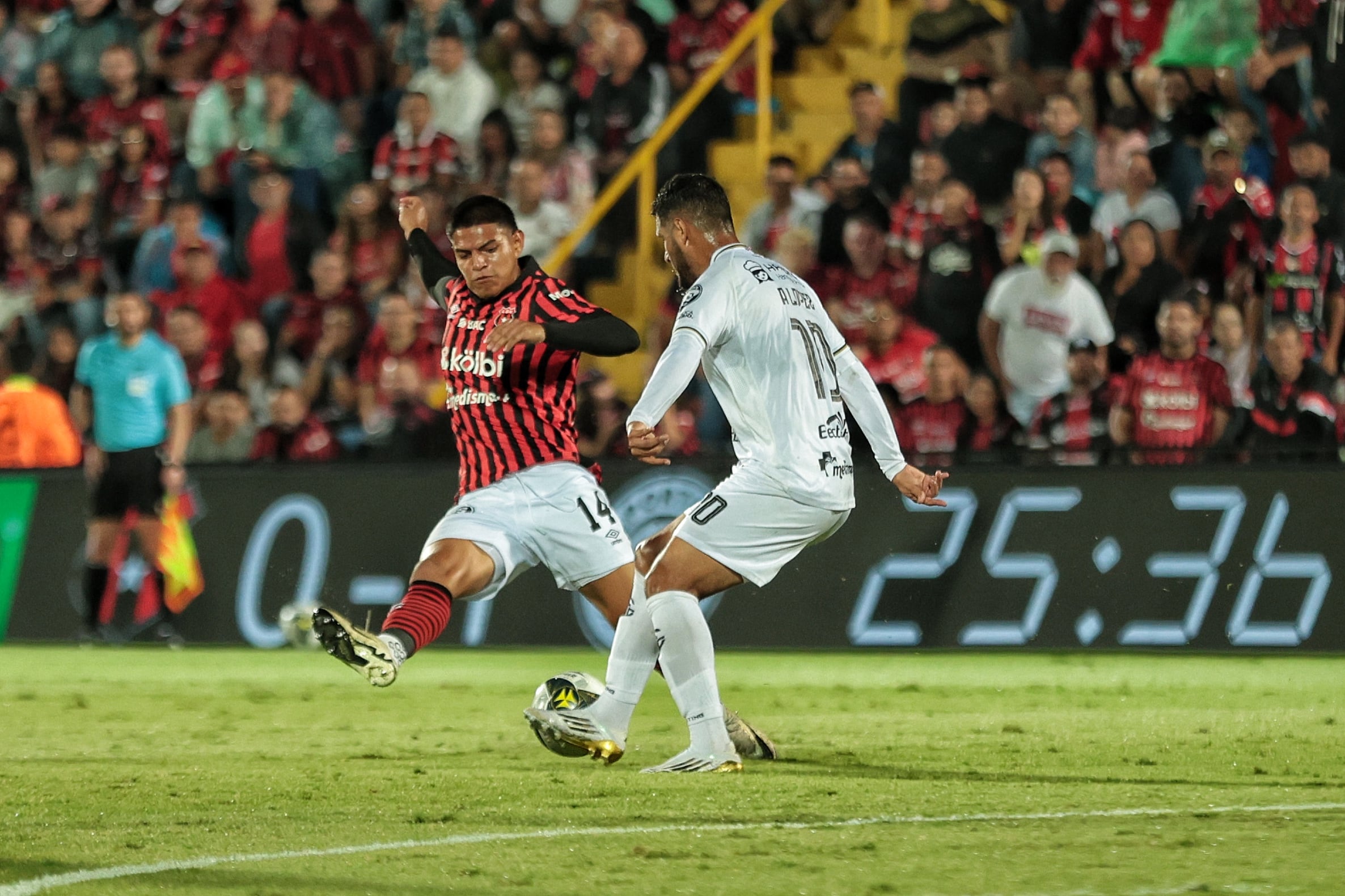 15/02/2025/ Juego entre Liga Deportiva Alajuelense vs Sporting FC en el estadio Alejandro Morera Soto / foto John Durán