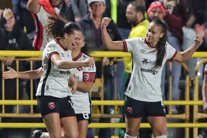 20/12/2023/ Juego entre  Sporting FC vs Liga Deportiva Alajuelense por la final del fútbol femenino en el estadio Ernesto Rorhmoser  / Foto John Durán