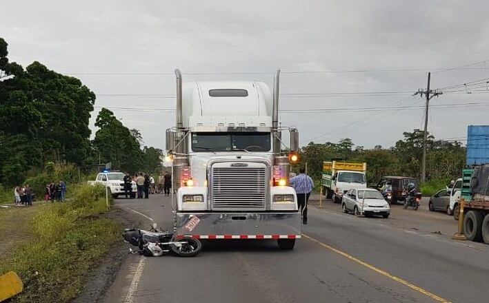 Mujer que viajaba en motocicleta muere al ser chocada por cabezal en ruta 32. Foto Reyner Montero.
