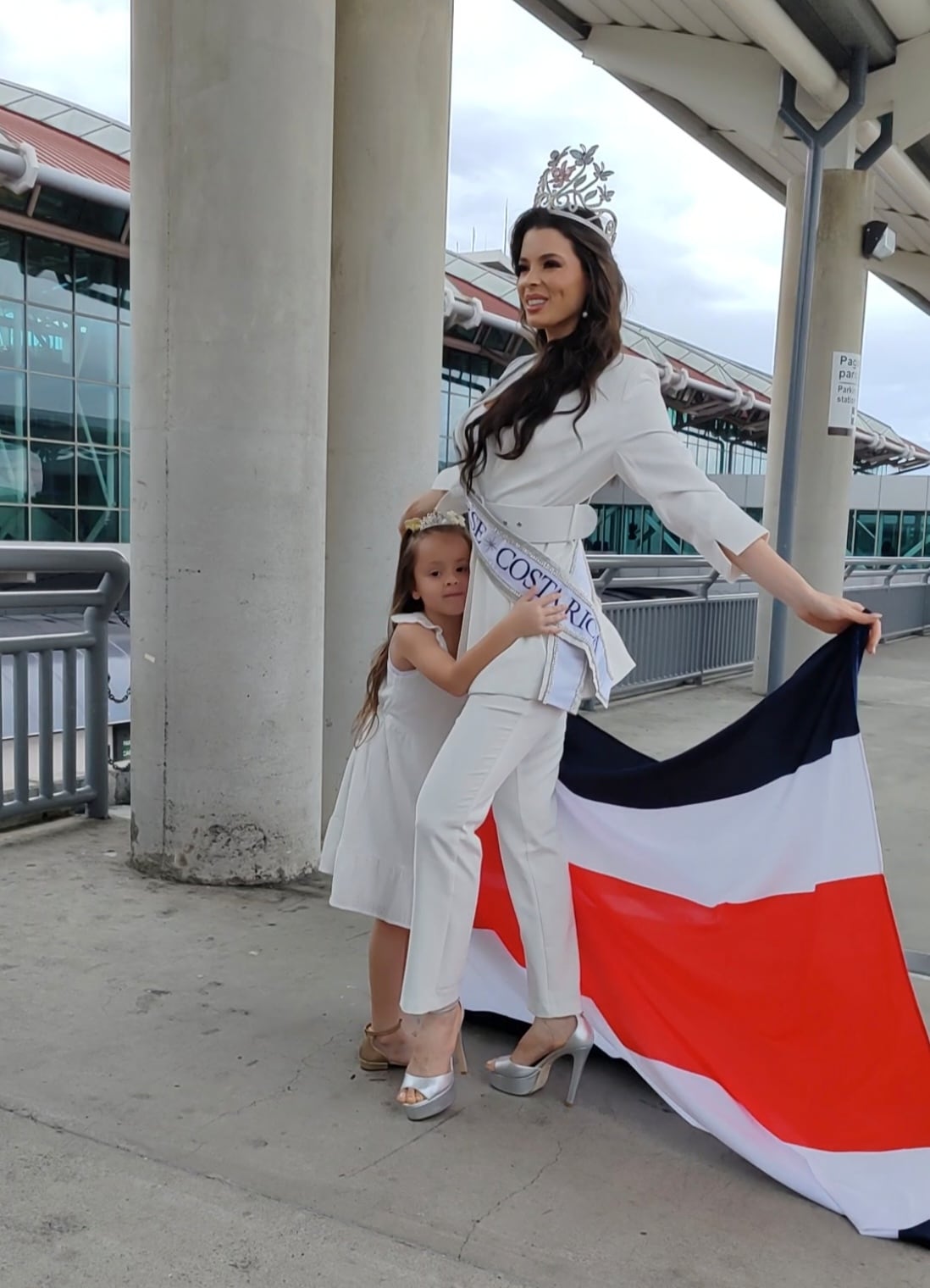 Elena Hidalgo, Miss Universe Costa Rica 2024 junto a su hija Mila Sofía, de 6 años, y su madre Mayra Grace Ramírez.