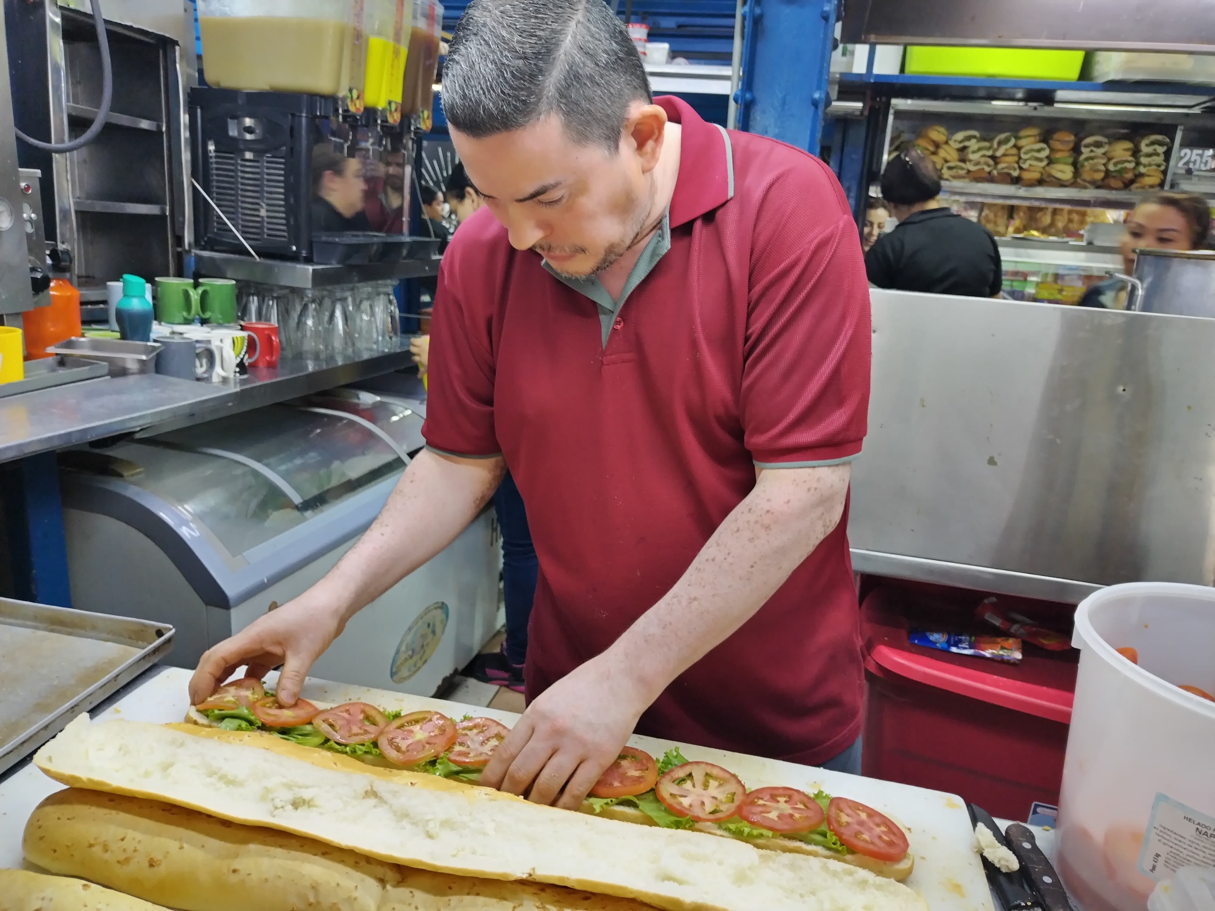 José Alberto Navarro Zeledón, quien es de Birrisito de Cartago, tiene 50 años, es casado y tiene 4 hijos, trabaja en la soda Río de Janeiro en el Mercado de Cartago y hace 500 sándwiches por día, su récord es de 900 en un solo día.