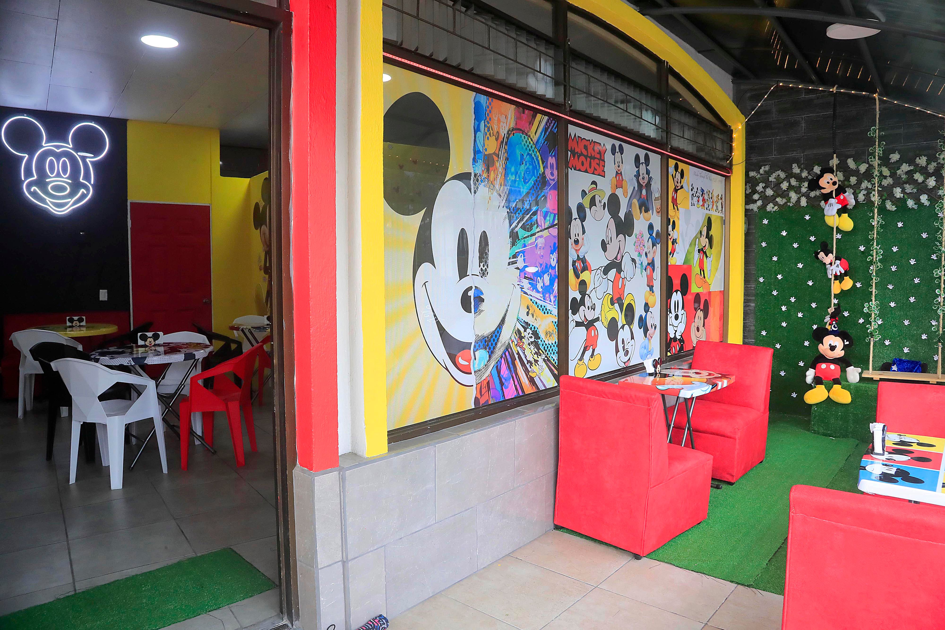11/10/2023       Cartago. Frente a la esquina noreste de la Basílica de los Angeles abrió sus puertas, hace pocos días, una cafetería muy especial. Se trata de Mickey’s House Cafetería, inspirada en la icónica figura de Disney, donde no solo el ambiente sino la comida y buena atención, lo esperan todos los días hasta las 8:00 p.m.