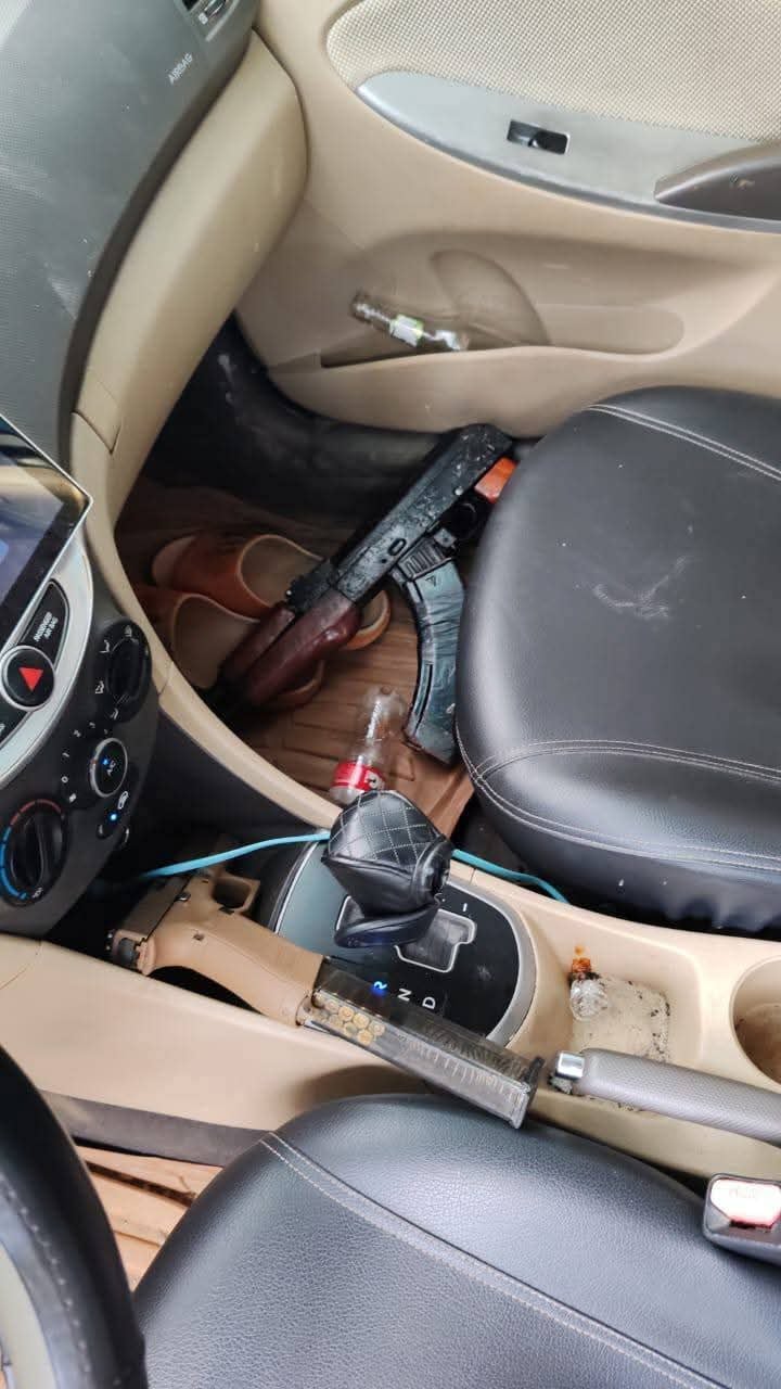 Fuertemente armados y recorriendo las calles del Caribe, es como andaban cuatro hombres que, al parecer, forman parte de la temida banda narco La H. Foto: Cortesía