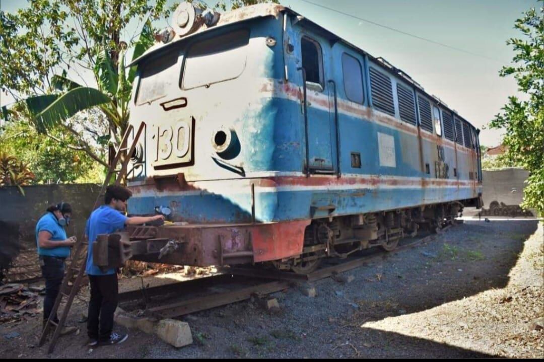 Giovanni Castaldini, el presidente de la Asociación de Desarrollo para la Preservación del Patrimonio Cultural de Orotina y un grupo de orotinenses restauraron la máquina 130 y ahora se exhibe en Orotina.
