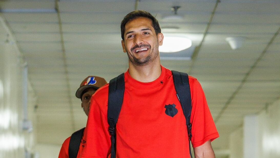 Celso Borges llegó con una sonrisa al Estadio Nacional, para el partido entre Liga Deportiva Alajuelense y Guanacasteca.