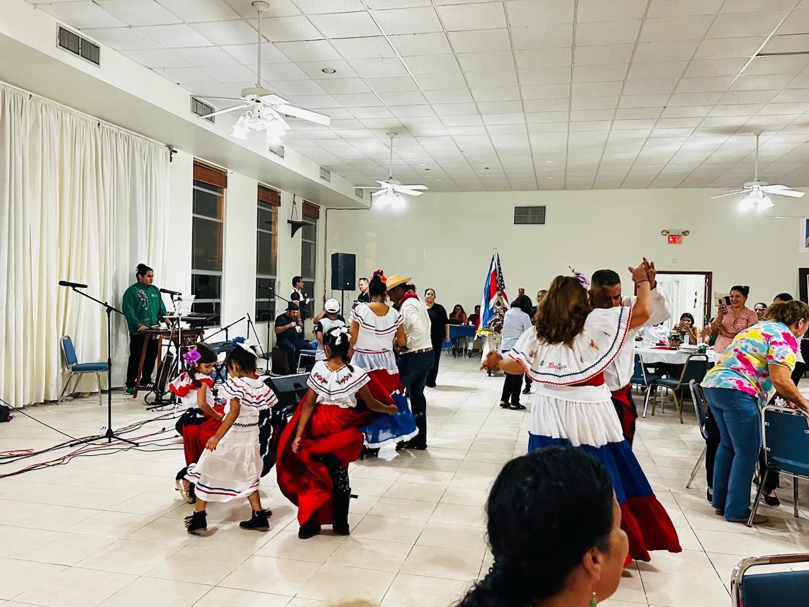 A 2.200 kilómetros de la Basílica de los Ángeles, una parejita tica en Miami se ha encargado de que la Negrita no esté sola. 
Carlos Hernández, de Guadalupe, y Guiselle Villalobos, de Moravia, son esposos desde hace 24 años, padres de Arianna y Karla, y devotos sin medida de la virgencita de los Ángeles.
Desde el 2009 organizan en su parroquia Cristo Rey una misa especial para honrar a la Patrona de Costa Rica, acompañada de bailes típicos, comidas ticas y hasta la giganta y el gigante.