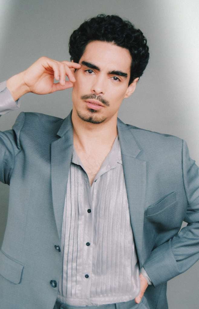 Jennifer López en la película Turbulencia en la oficina, donde el actor costarricense Johnny Castro tuvo una pequeña participación.