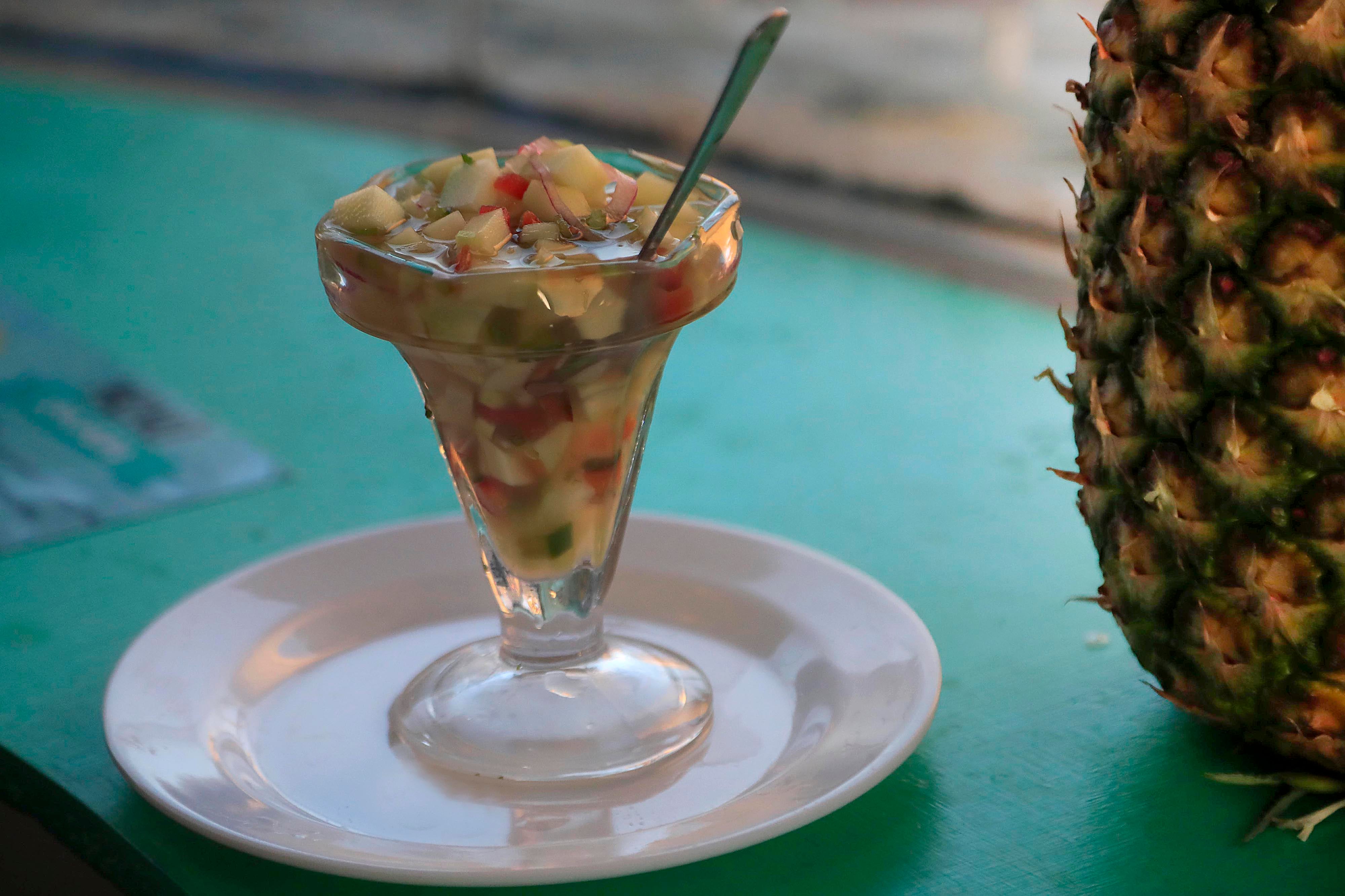15/02/2024 Heredia. Cevichería El Timón del Fortín es un local esquinero en el centro de esta provincia, muy visitado por los amantes del ceviche y las caldosas, pero que además se topan con la particularidad de que las pueden acompañar con frutas, y disfrutarlas en un ambiente muy costero pero en plena ciudad. Foto: Rafael Pacheco Granados