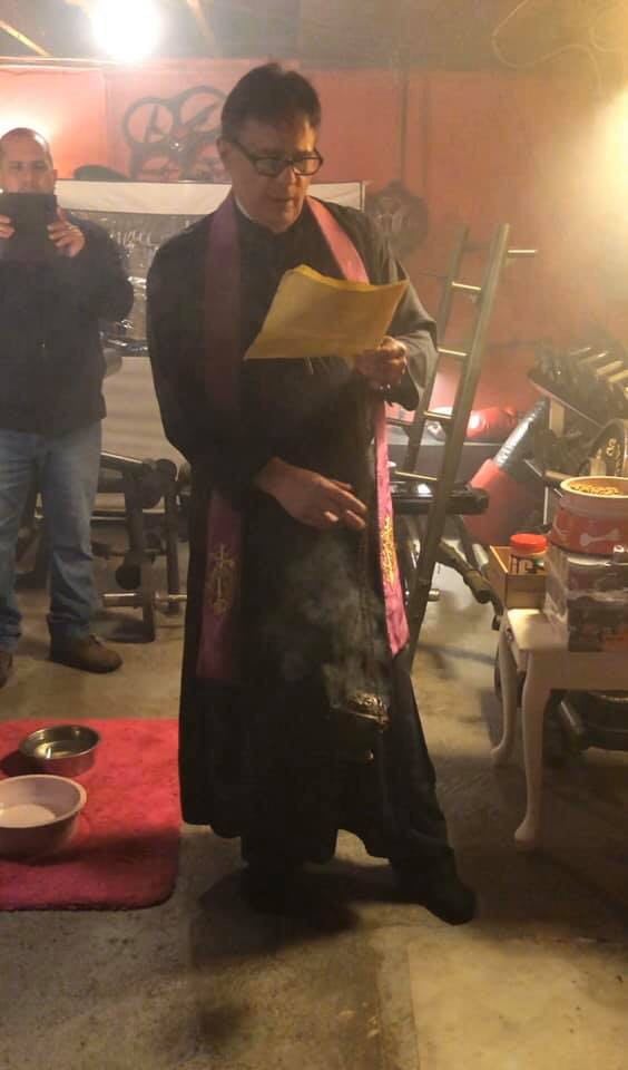 El sacerdote canadiense Platón Angelakis, quien fue ordenado sacerdote católico ortodoxo con los Oblatos de Santa Teresa en Wisconsin en 1999, es quien bendice dos veces al mes a la muñeca maldita Annabelle en el Museo de lo Oculto de los Edward y Lorraine Warren (ya fallecidos) en Estados Unidos.