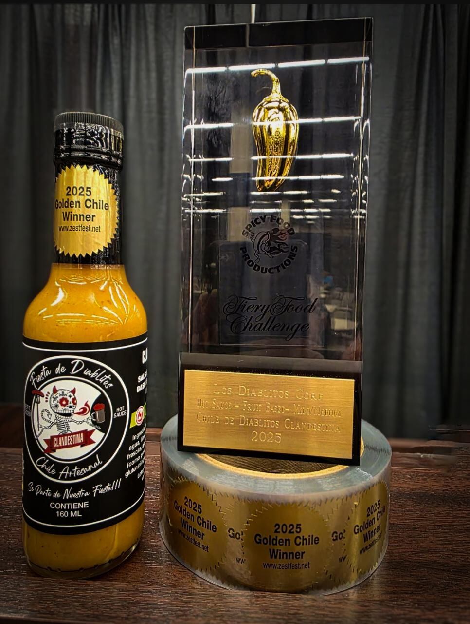 Juan Carlos Bermúdez Varela y su esposa, Andrea Quesada, vecinos de San Antonio de Desamparados, ganaron el chile de oro en el Campeonato Mundial del Chile Picante con su salsa picante Clandestina