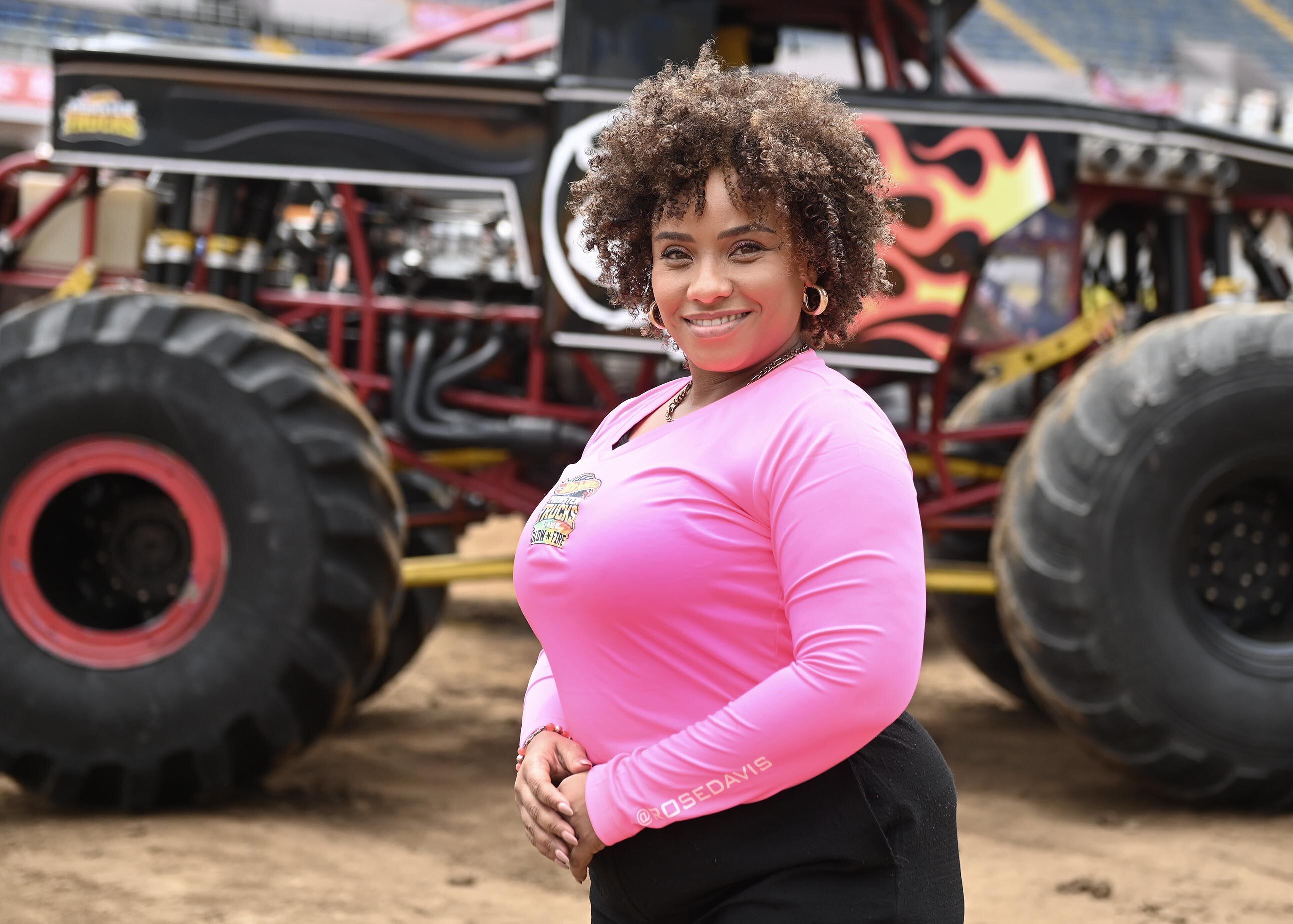 25 de abril del 2025. Estadio Nacional, La Sabana. 10:00 hrs. Preparativos para el show HotWheels Monster Trucks Glow and Fire en la gramilla del Estadio Nacional. Maquinaria pesada realiza movimientos de tierra creando las rampas que los pilotos de monster trucks usarán durante los diferentes shows que ofreceran los días viernes, sábado y domingo de abril.  En la foto: Algunos pilotos fueron entrevistados y se documentaron detalles de los vehículos y de los trabajos que realiza la maquinaria pesada. El Danny CR posa para la foto. Foto: Albert Marín. para la Teja.