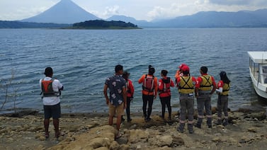 Bomberos atienden vuelco de lancha con tres personas en el Lago Arenal