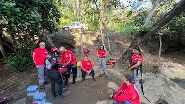 Buzos y socorristas buscan a hombre desaparecido en poza Los Coyotes