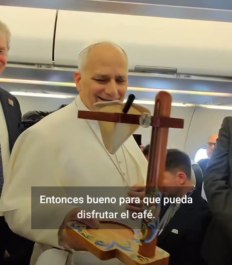 El papa León XIV quedó sorprendido con el regalo que le hizo periodista tico.
