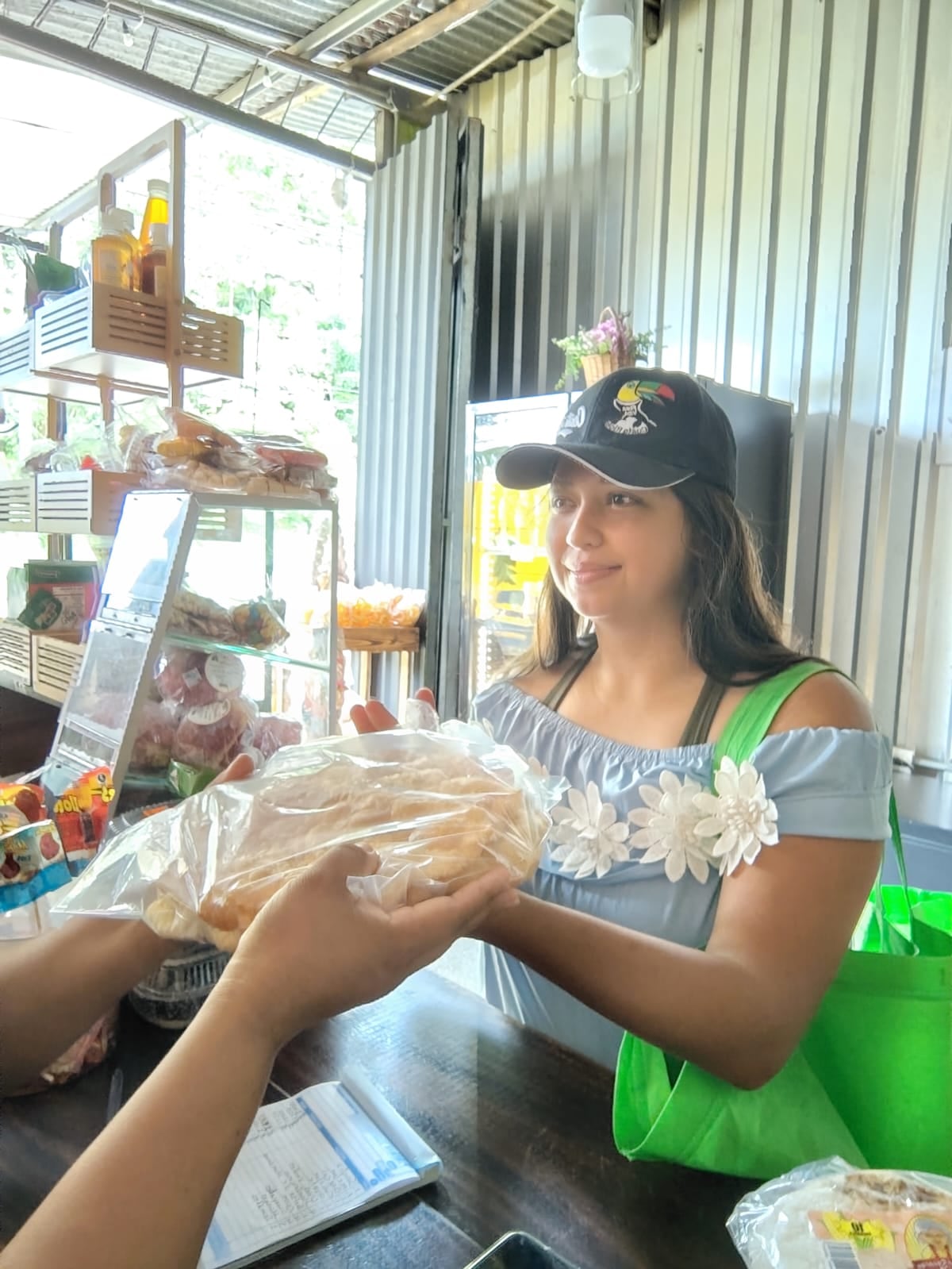 Vanessa Chacón camina por comunidades de San Carlos vendiendo prestiños y churros para ahorrar y entrar a la universidad. Su meta es convertirse en una maestra que les regale sonrisas y confianza a los niños.