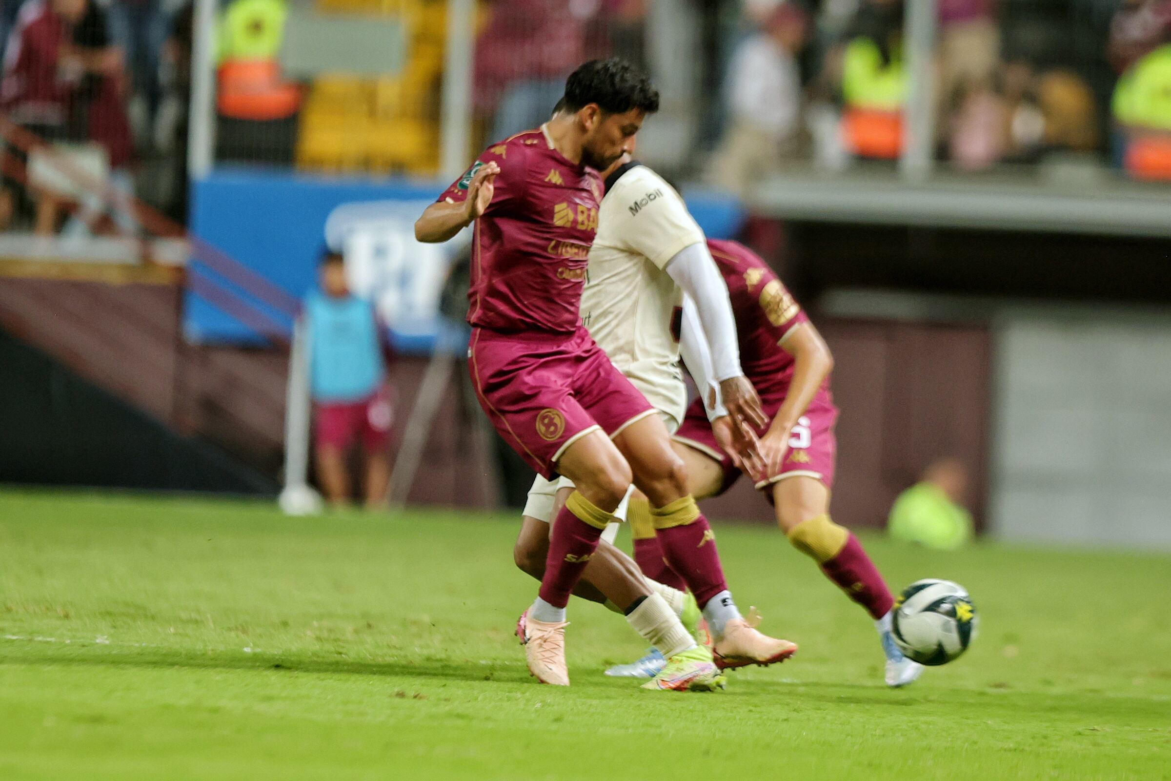 30/08/2025/ juego entre Deportivo Saprissa vs Liga Deportiva Alajuelense por el clásico nacional en la jornada 6 del torneo clausura 2025 en el estadio Ricardo Saprissa  / foto John