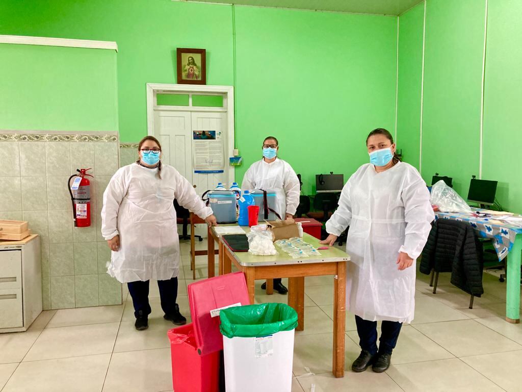 Yendry Aguilar Estrada, de 29 años, Miriam Álvarez Marín de 46 años y Marjorie Camacho Alvarado de 40 años. Las tres son asistentes técnicas de atención primaria en salud (ATAPS) del área de salud Cartago, son el trío dinámico que vacuna