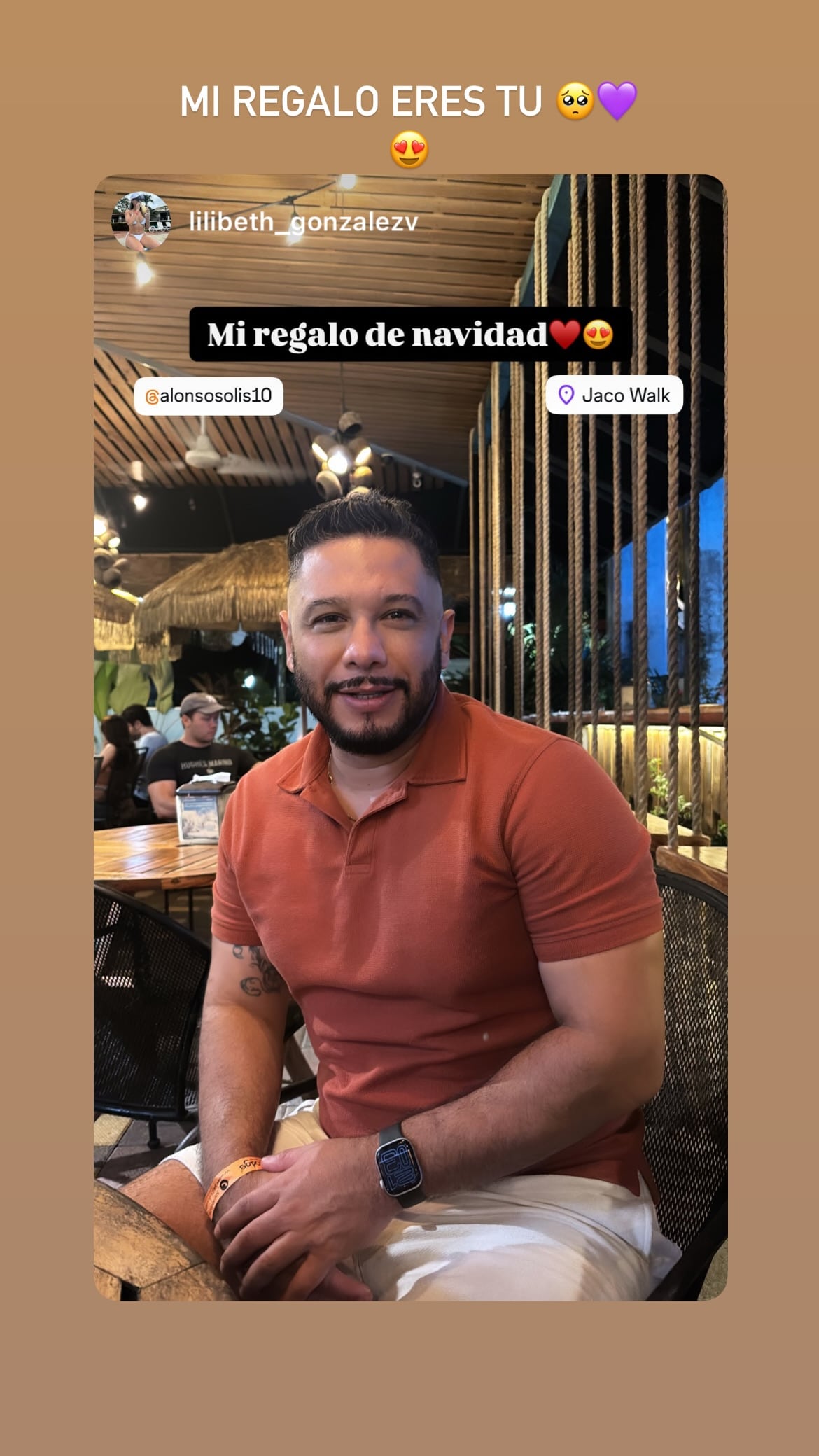 Alonso Solís se ve muy feliz con su novia.