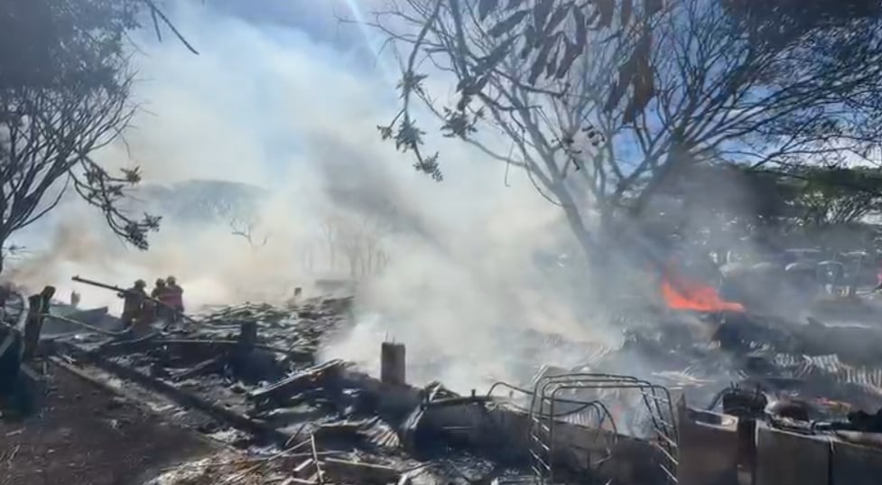 Los bomberos siguen trabajando en la bodega en Alajiuela