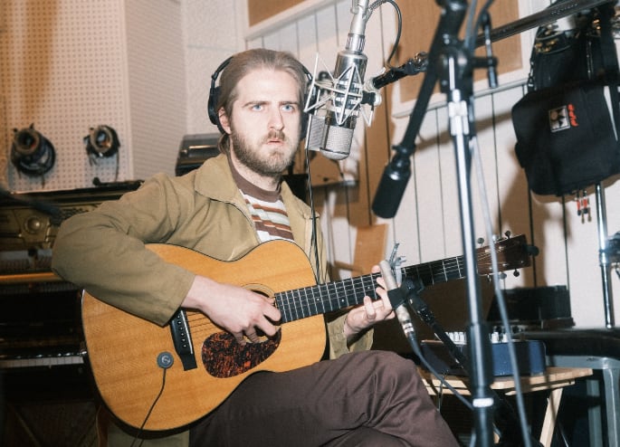 अभिनेत्री माया हॉकेने संगीतकार ख्रिश्चन ली हटसनशी लग्न केले.