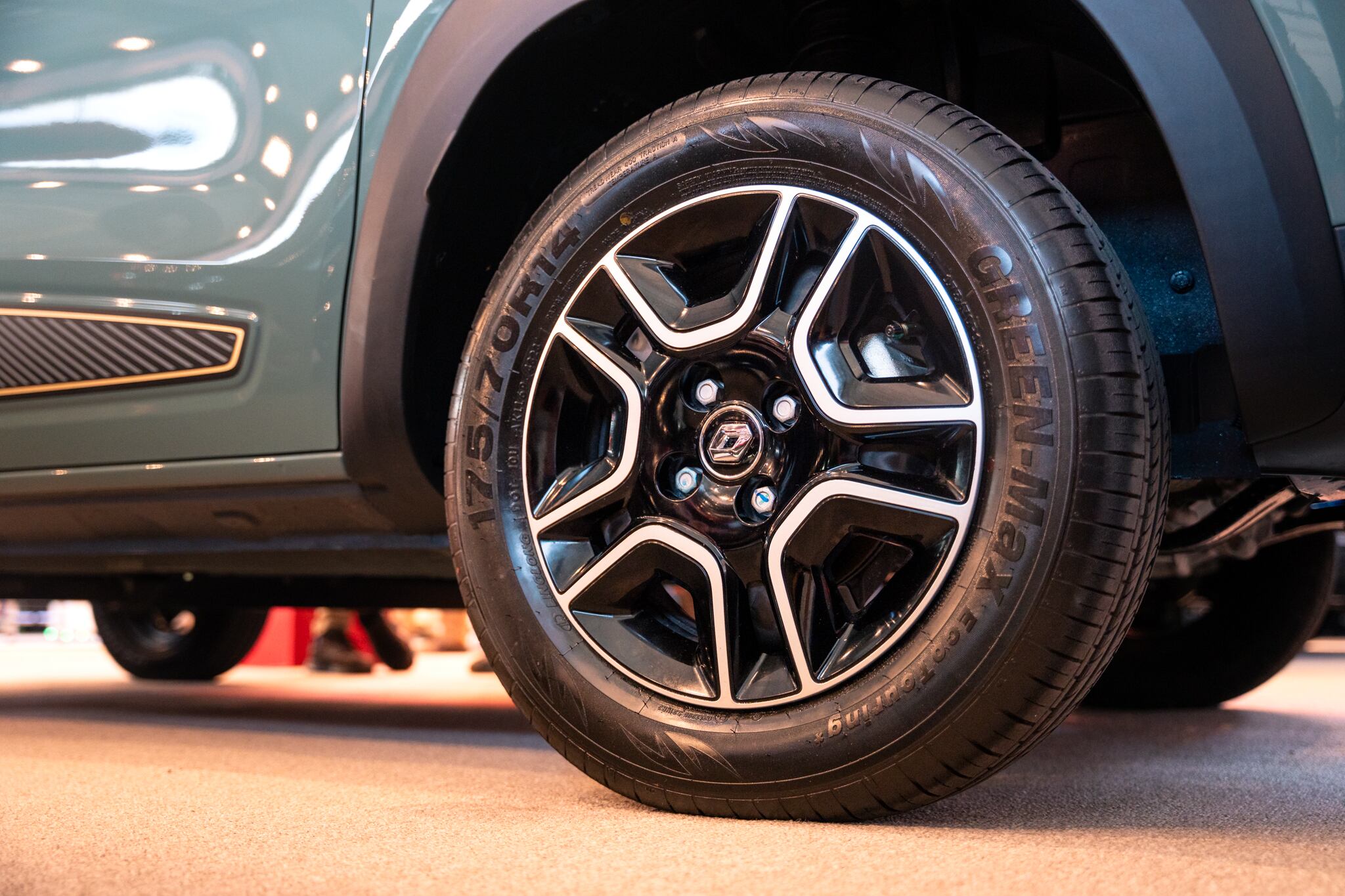 Renault eléctrico, es el KWID-E-TECH el cual nos sedujo porque lo están vendiendo en 16 mil dólares, eso son 8 millones de colones.