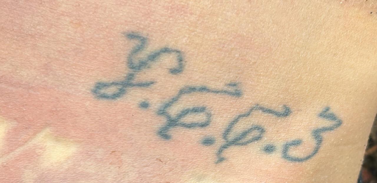 Tres tatuajes podrían revelar la identidad de un hombre que le quitaron la vida de varios impactos de bala y lo dejaron en una calle solitaria en Salitral de Bagaces, Guanacaste. Foto: OIJ