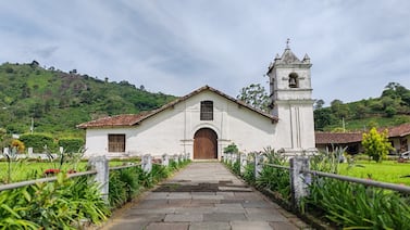 Guía voluntario de la iglesia colonial de Orosi vive duro golpe tras cierre por restauración