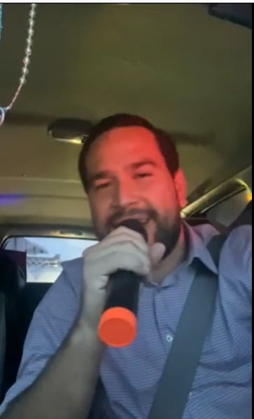 A Mario Porras Nájera le toca meterse todos los días en las presas de San José centro y cuando sintió que se estaba cargando demasiado de estrés y desesperación ante las calles convertidas en parqueos, tomó una muy alegre decisión, ponerse a karaokear dentro de su carro