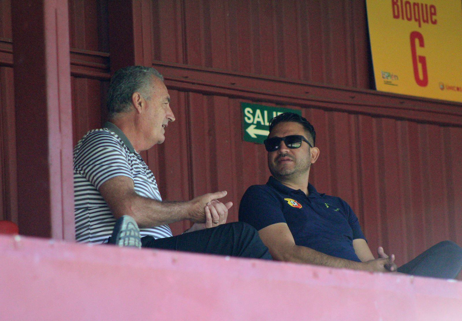 Gustavo Alfaro en el estadio Carlos Alvarado