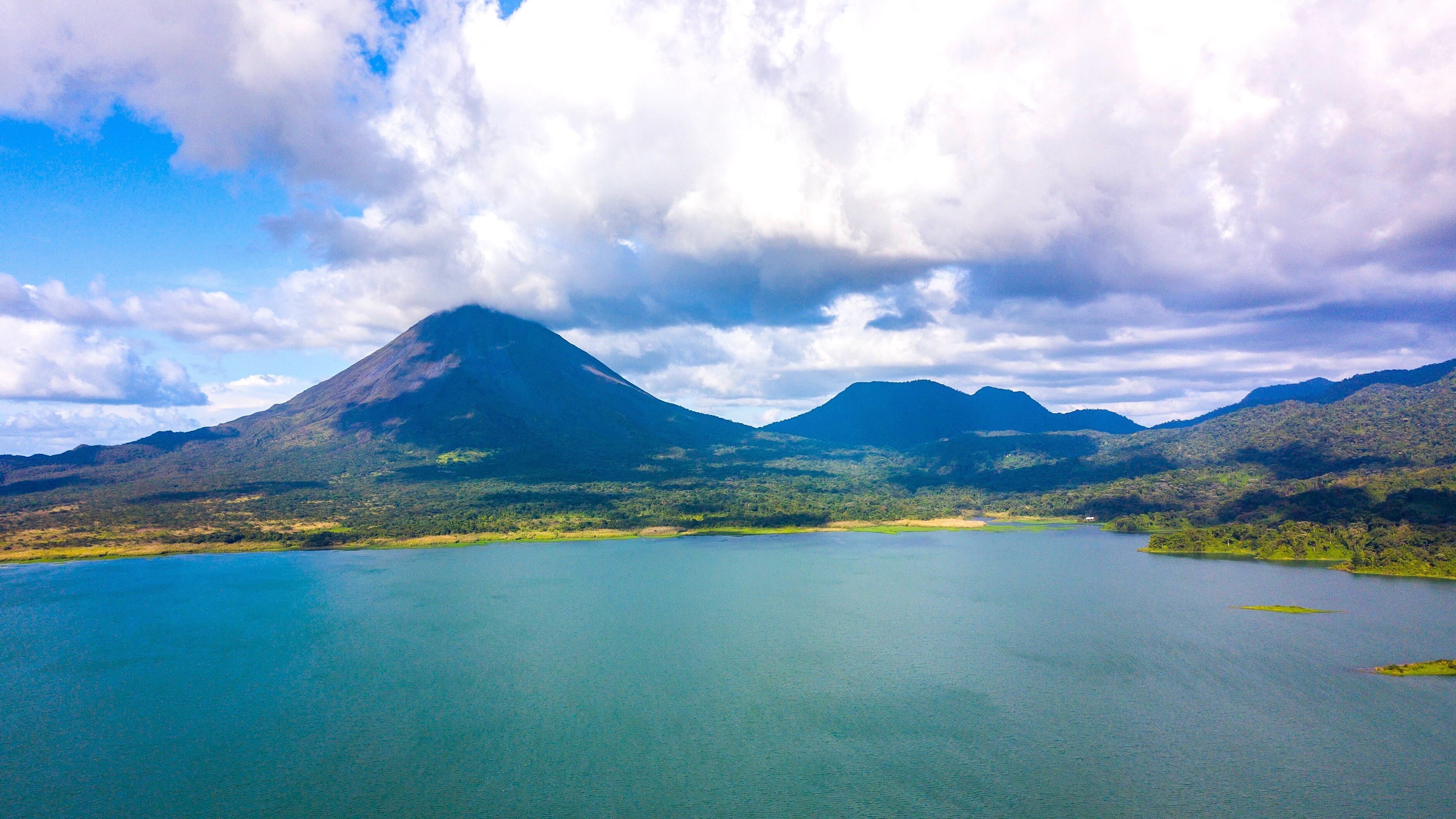 Imagen del 2018 del embalse Arenal con el volcán del mismo nombre al fondo. Las aguas de esta laguna de 87 kilómetros cuadrados son esenciales para proveer electricidad hidroeléctrica en Costa Rica en la estación seca. Fotografía: Shutterstock.