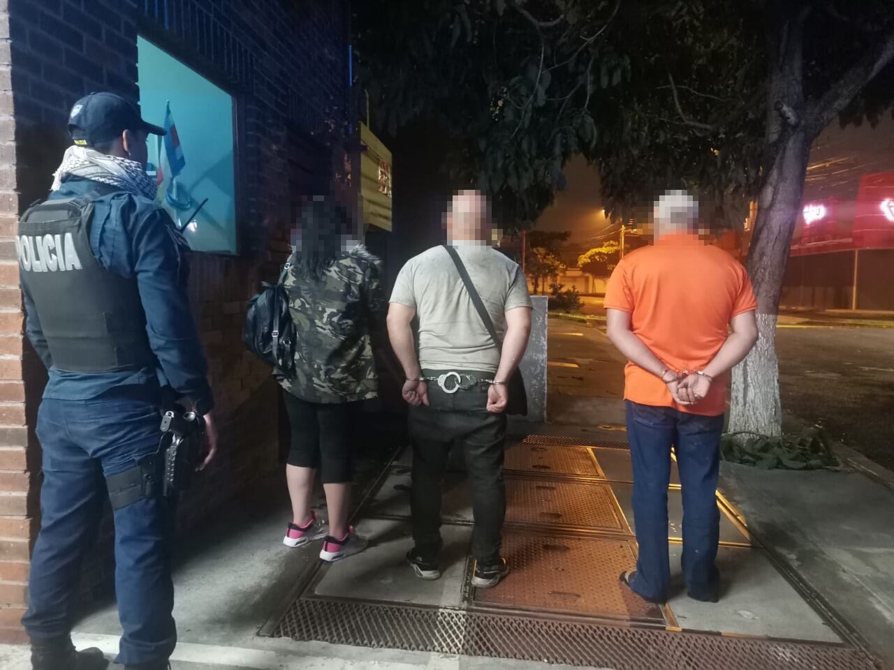 Detienen a dos hombres y una mujer como sospechosos de transportar marihuana en buseta. Foto MSP.