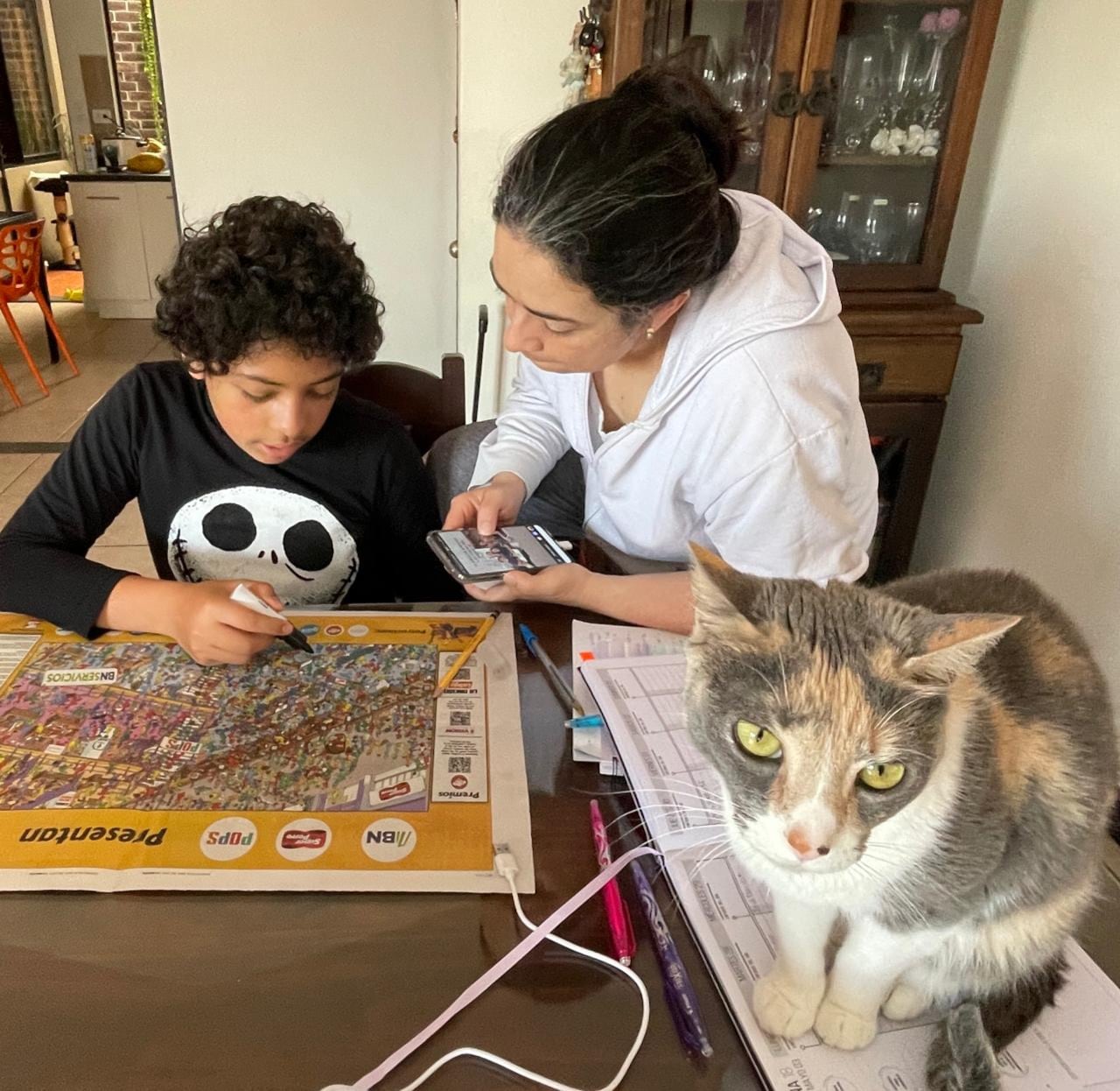 Los Zumbis que marcaron generaciones volvieron con fuerza, agota periódicos y hoy reúne a papás, hijos y hasta abuelitos alrededor de la mesa. En la foto Ignacio y su mamá, Gabriela, buscan a Los Zumbis junto a Nina.