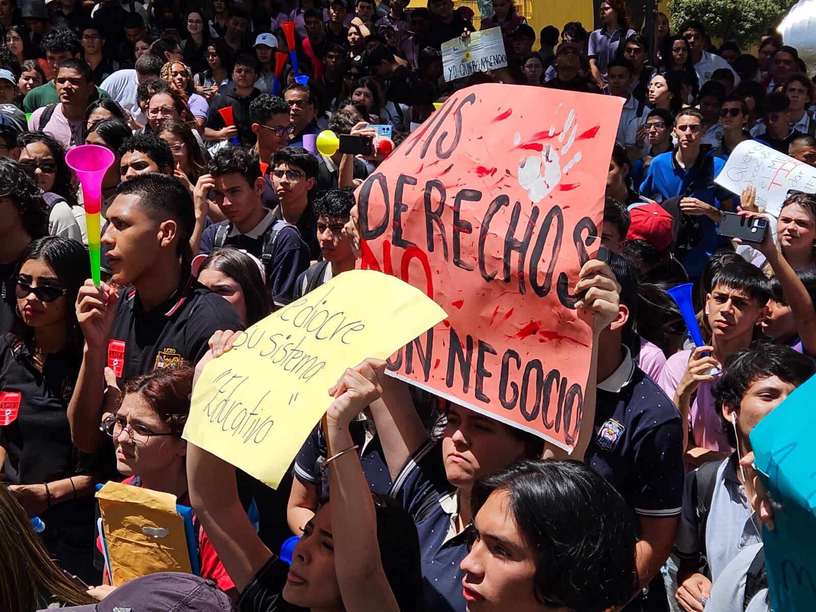 Estudiantes de colegios académicos, técnicos, diurnos y nocturnos de diferentes partes del país se manifestaron este 27 de julio en las calles con una marcha desde la fuente de la Hispanidad en San Pedro hasta el edificio de la Asamblea Legislativa