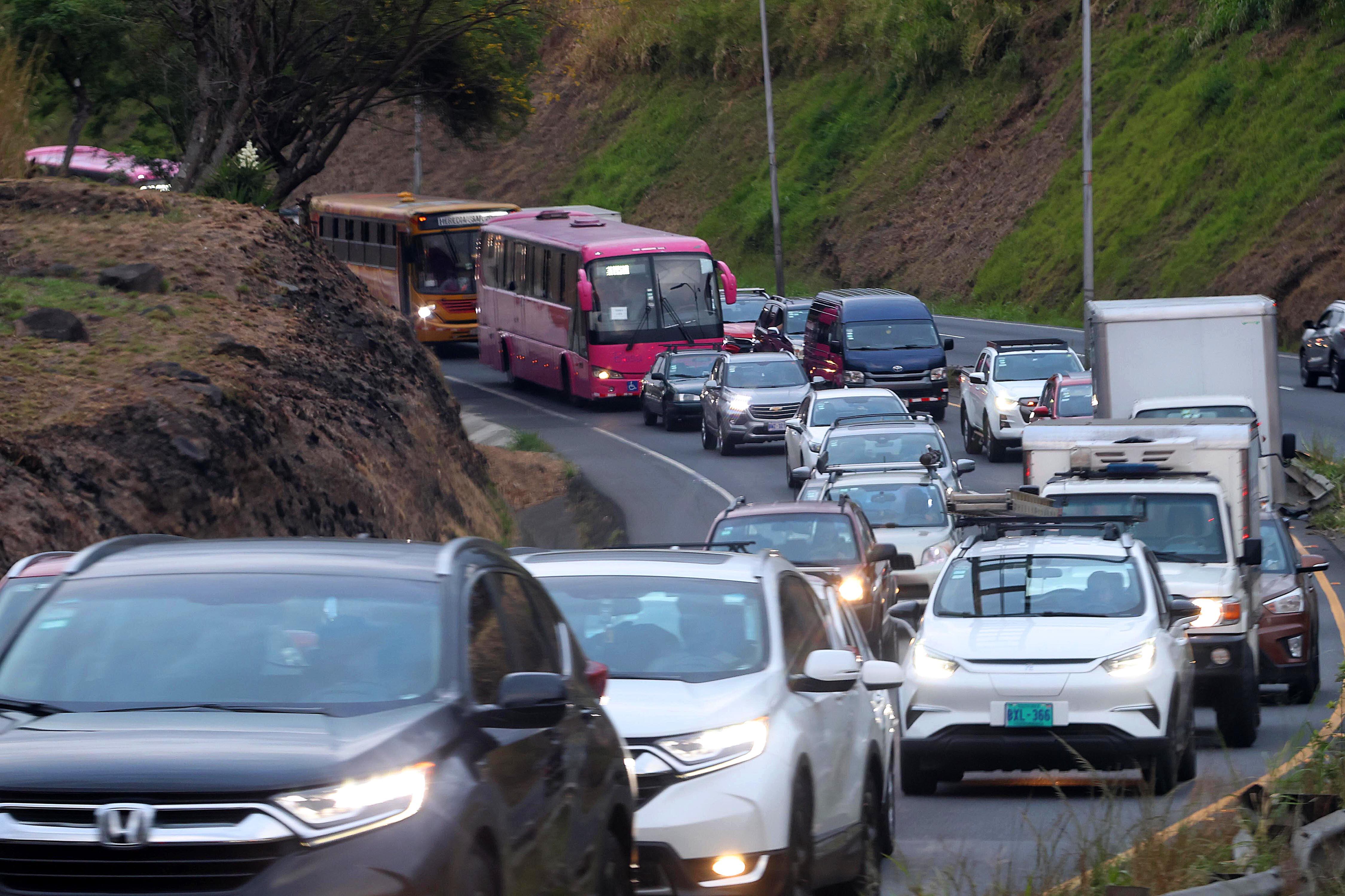 25/04/2024    Autopista General Cañas. Los usuarios de autobuses deben pasar horas en las unidades que se pegan en las presas y que, además, terminan siendo parte de ellas. Sobre todo en horas pico el tránsito se vuelve tremendamente denso y sufren las consecuencias conductores y pasajeros por igual. Foto: Rafael Pacheco Granados