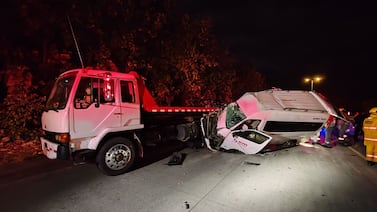 Dos mujeres que iban como pacientes en ambulancia mueren en violento choque contra grúa