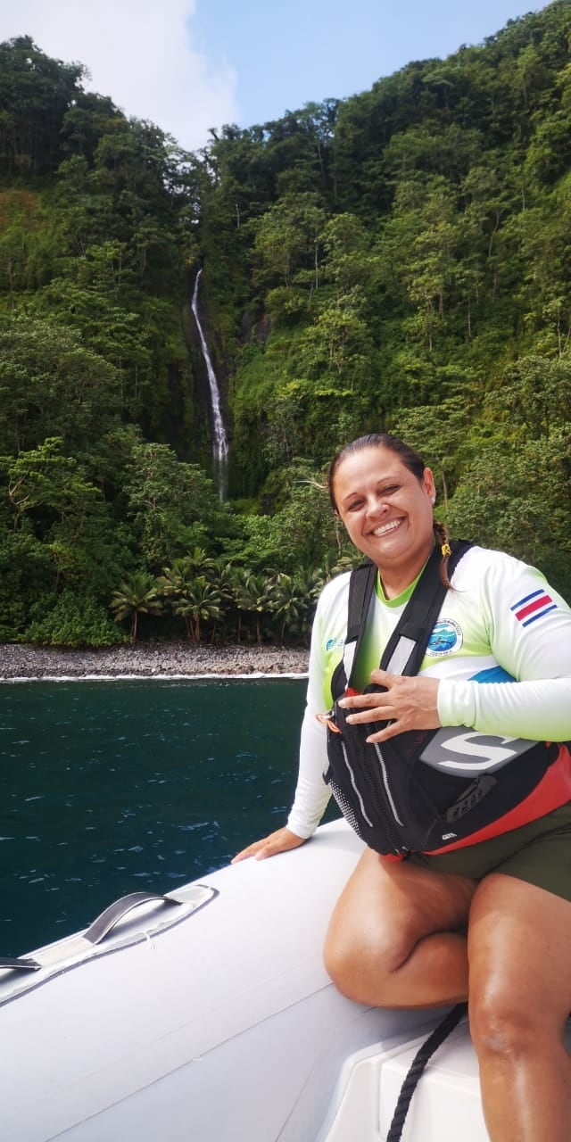 Yesenia Madrigal Quesada, tiene 49 años, 2 hijos ya grandes (Leila de 30 años y Arturo de 28) y desde el pasado 18 de diciembre zarpó desde Puntarenas porque es guardaparques en la Isla del Coco