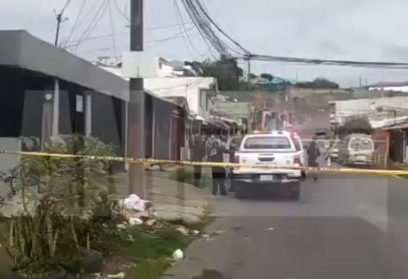 El cuerpo de la mujer quedó tendido sobre una acera, al frente de una casa. Foto Agencia Nacional de Información.