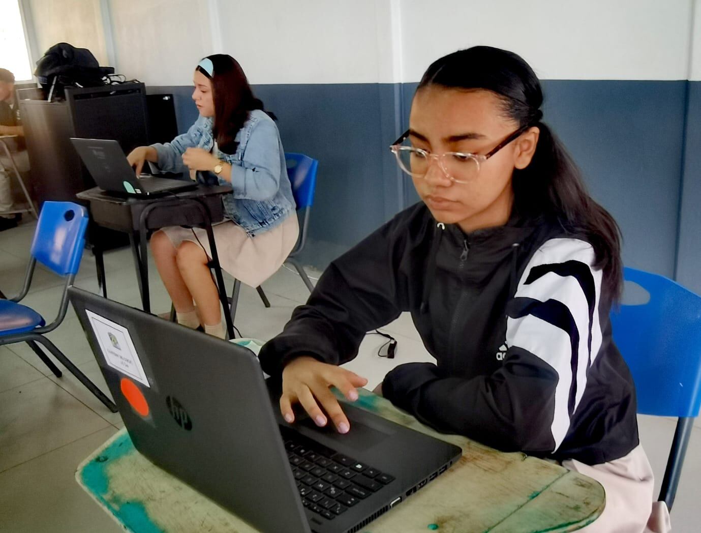 A partir de este lunes 03 y hasta el 14 de junio, 71.983 estudiantes de último año de secundaria, tanto de colegios públicos como privados, técnicos, académicos diurnos y nocturnos, realizarán la Prueba Nacional Estandarizada de Lenguas Extranjeras. La Ministra de Educación, Anna Katharina Müller Castro y el Director de Gestión y Evaluación de la Calidad, Álvaro Artavia, acompañaron el inicio de la Prueba Nacional Estandarizada de Lenguas Extranjeras en el Liceo de Higuito, en Desamparados, donde aplicaron 80 estudiantes de undécimo año.