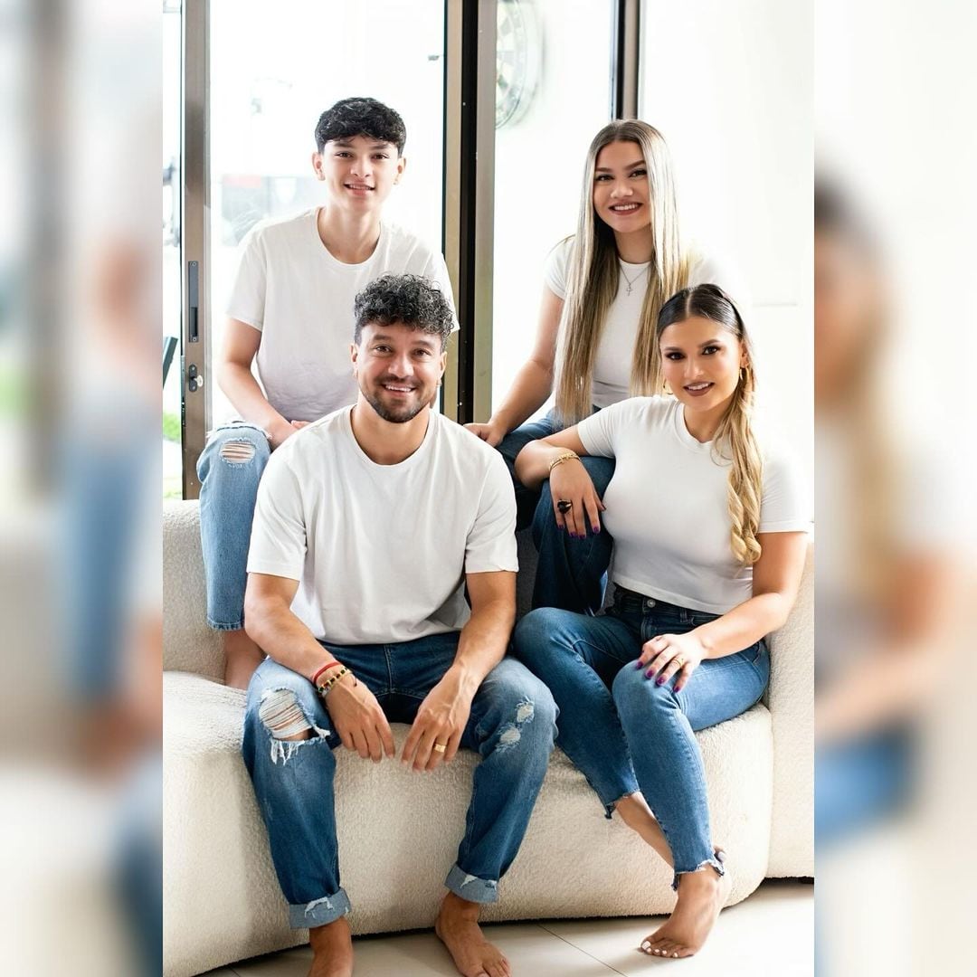 Christian Bolaños, su esposa Jazmín Salas y sus hijos.