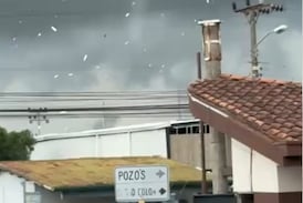 Torbellino sorprende a vecinos de Santa Ana y deja daños en techos y rótulos