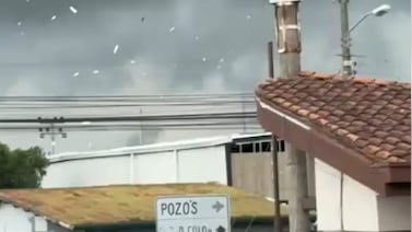 Torbellino sorprende a vecinos de Santa Ana y deja daños en techos y rótulos