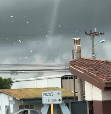 Un torbellino sorprendió y alarmó a varios vecinos de Santa Ana, San José, durante la tarde de este miércoles 2 de setiembre del 2026. Foto: Captura de video