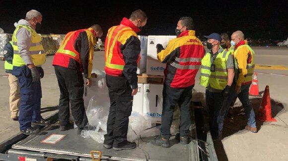 Los trabajadores ticos de la empresa internacional de transporte de carga, DHL, aseguran que cada cargamento de las vacunas contra el covid-19 que reciben lo celebran mucho porque entienden que es vida y salud lo que reciben