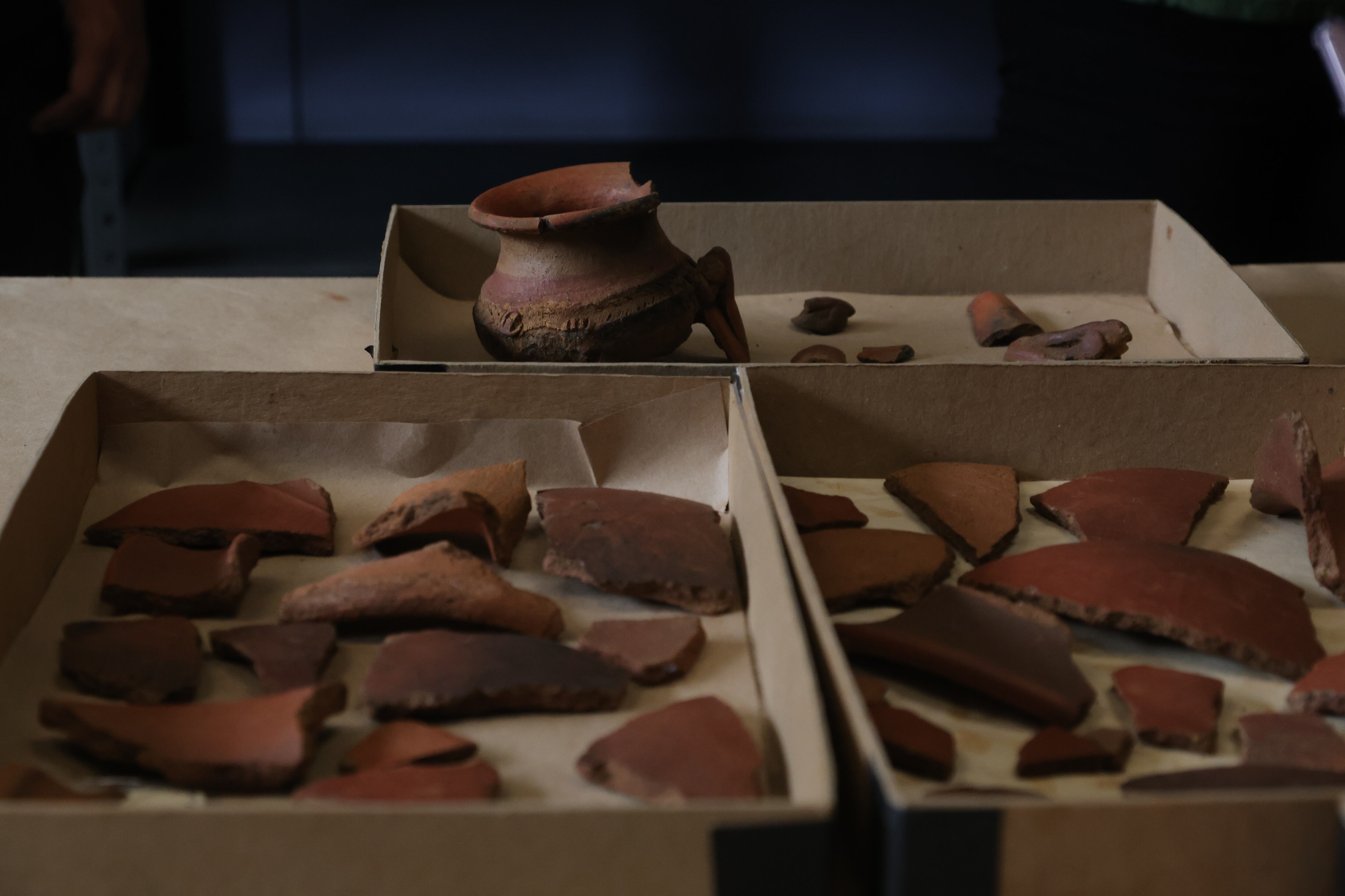 fotos de las piezas de cerámica que fueron encontradas en una construcción en Alajuela.