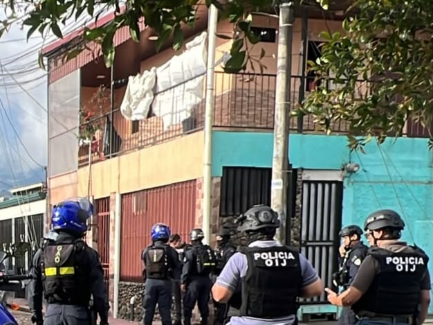 Un agente del OIJ sufrió una herida de bala en un pie durante un incidente en Aguacaliente de Cartago, donde se mantiene un fuerte operativo policial.