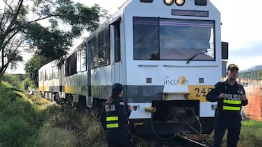 Joven motociclista fallece al ser atropellado por el tren en Santo Domingo de Heredia